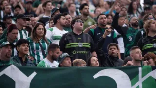 Organizada do Coritiba perde os 3 gols, mas domina festa em São Paulo