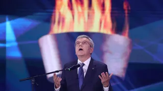 Presidente do COI pede paz e defende dirigentes russos em evento