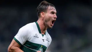 Uruguaio polivalente vira peça fundamental no Coritiba e recebe elogios de técnico