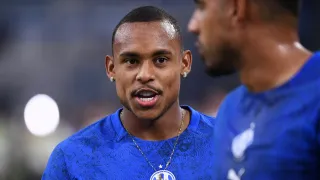 Em baixa, ex-Coritiba causa polêmica na Europa e ganha apoio