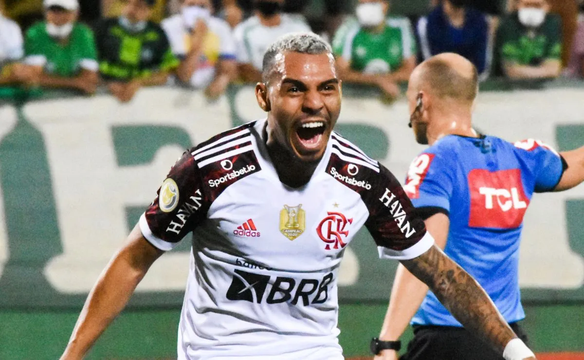 Matheuzinho comemora gol pelo Flamengo