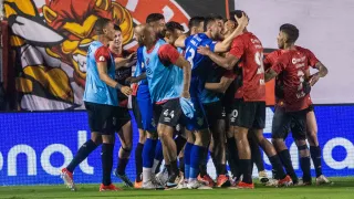 Athletico ganha do Vitória e do fantasma de Cuca