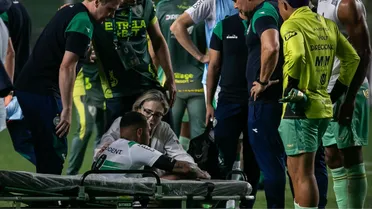 Após passar mal e deixar campo de ambulância, volante do Coritiba recebe alta