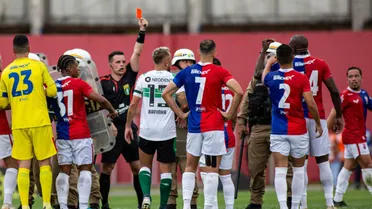 Árbitro explica PM em campo após expulsão do Paraná Clube e relata arremessos de objetos