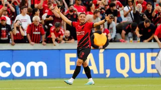 Athletico vende Vitor Roque ao Barcelona na segunda maior negociação da história do futebol brasileiro