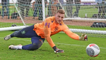 Bento pode ser primeiro goleiro do Athletico desde Caju a ser titular da seleção em jogos oficiais
