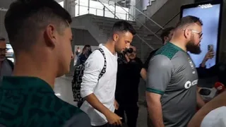 Com atraso e em silêncio, grego Samaris chega para assinar com o Coritiba
