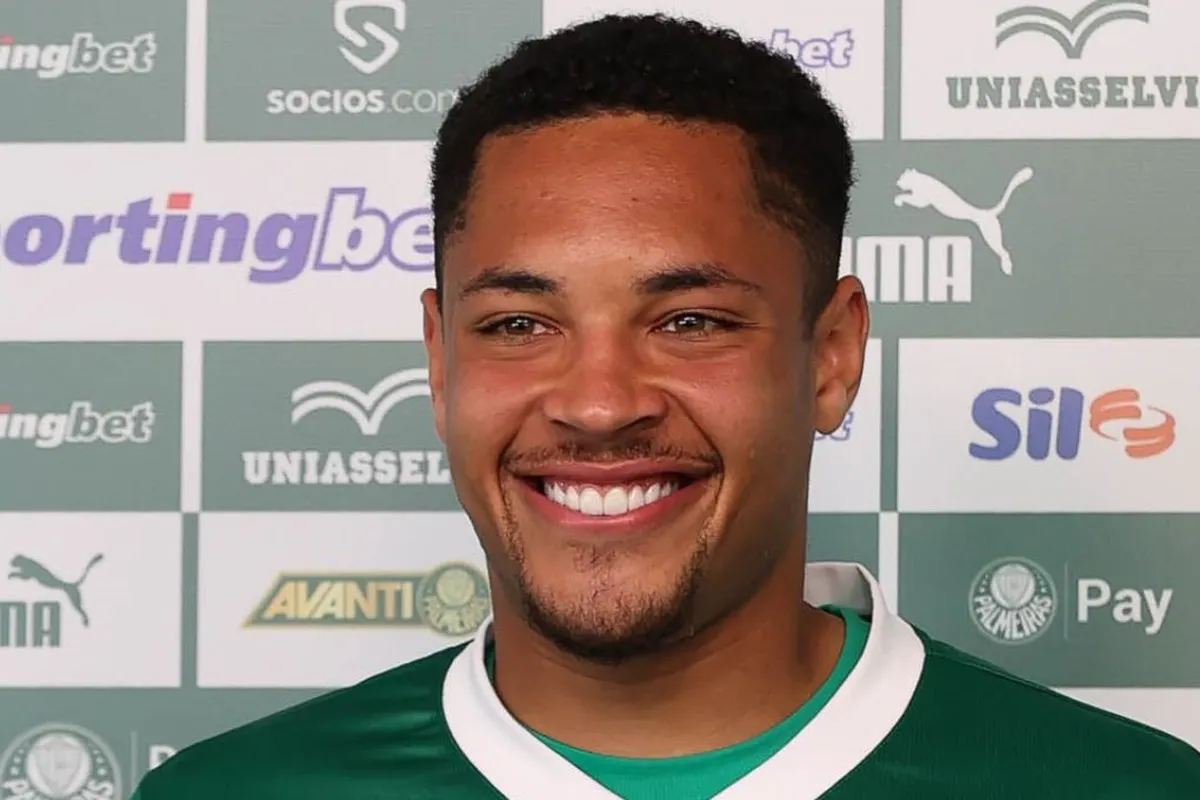 Imagem ilustrativa sobre Abel faz recado a Vitor Roque, que volta a brigar no Palmeiras após confusão com o banco do Santos