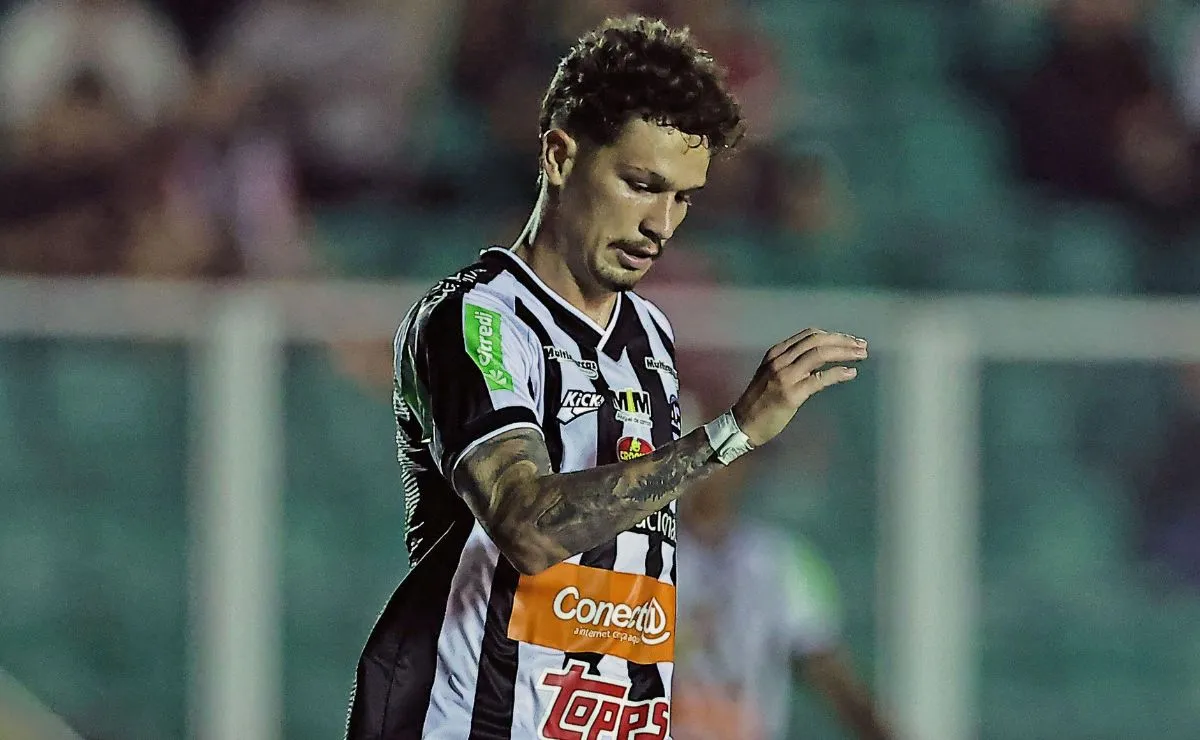 Jhonatan Silva em ação pelo Athletic-MG durante partida pela Série B