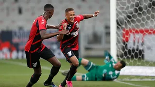 Vitinho sai do banco, marca duas vezes e Athletico vence o Coritiba