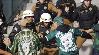 Torcedores do Coritiba tentam invasão e entram em confronto com a PM; veja imagens