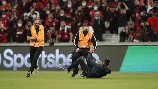 Polícia diz que invasor em jogo do Athletico é coxa-branca e o proíbe de ir aos jogos