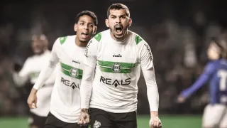 Jorginho destaca consistência na defesa do Coritiba após terceiro jogo sem tomar gol