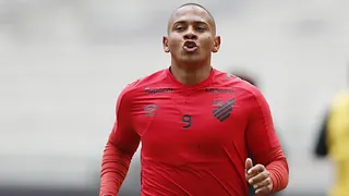 Com contrato a cinco dias do fim, Athletico não procura Walter para renovar