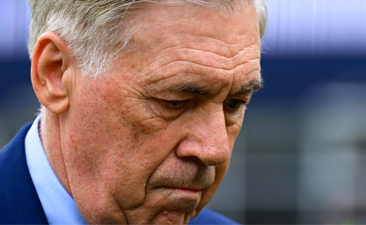Carlo Ancelotti aparece cabisbaixo após derrota do Brasil para a França em amistoso
