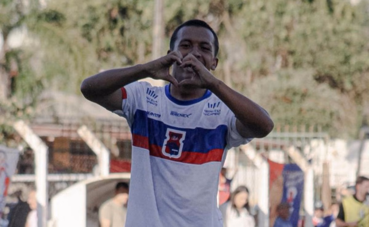 Gustavo Portela comemora primeiro gol profissional em partida do Paraná Clube