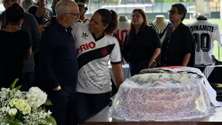 Velório de Dinamite tem fila de fãs, choro de Edmundo e homenagens