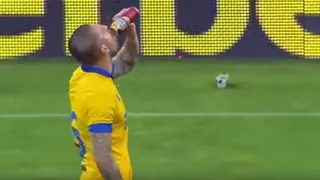 Jogador toma cerveja durante o jogo e marca gol decisivo