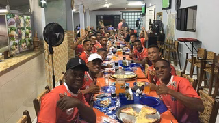 Cascavel CR comemora vitória sobre o Athletico com pizza