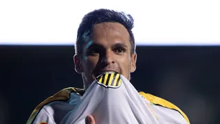 Ex-Coritiba marca gol bizarro e vira destaque da Série B