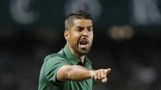 Pressionado, Coritiba reencontra António Oliveira após pouco mais de um mês