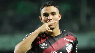 Dupla do Athletico lidera ranking dos jogadores que mais valorizaram em 2026