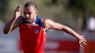 Renan Lodi acerta detalhes antes de ser apresentado por novo clube