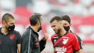 Athletico vence, mas não pode se afastar da desordem tática de Bruno Lazaroni