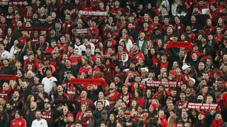 Torcida não bate recorde, mas empurra Athletico à vitória que mantém o sonho vivo