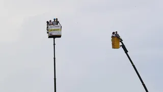 Torcedores do Coritiba acompanham jogo contra o São Joseense em guindastes