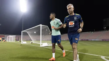 Treino da seleção brasileira tem Alex Sandro no gramado e Neymar de chinelo