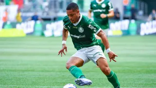 Vitor Roque amplia marca terrível e Palmeiras leva vaias