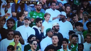 Camisa do Coritiba ganha destaque em torcida da Arábia Saudita: “Vamos, Coxa!”