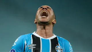 Coritiba tenta reforçar setor defensivo e monitora lateral ex-Palmeiras