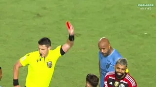 Gabigol acerta cotovelada, é expulso em derrota para o Athletico e irrita torcida do Flamengo