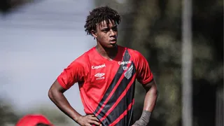 Athletico: Promessa de 16 anos assina contrato com multa milionária