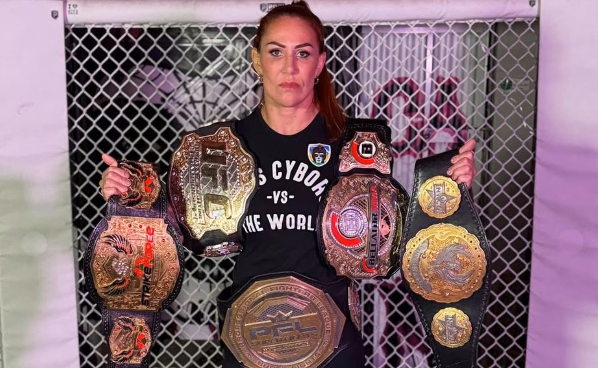 Cris Cyborg posa com diversos cinturões conquistados ao longo da carreira no MMA
