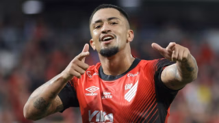 Com golaço histórico, Athletico bate o Avaí e cola no G4 da Série B