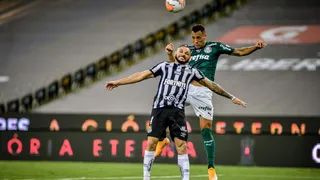 Selfie do casal no gol agônico da Libertadores é retrato definitivo do “soccer business”