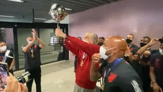 Na chegada do Athletico em Curitiba, Petraglia recebe medalha e levanta taça