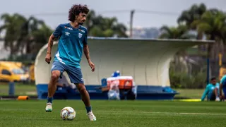 Jogador do Avaí é substituído no intervalo após teste para Covid-19 dar positivo