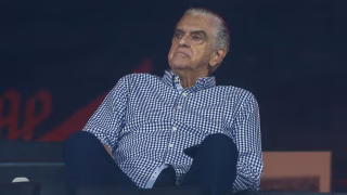 Sem pedir perdão à torcida do Athletico, Petraglia volta para a Baixada
