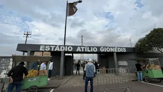 Torcida mista, vestiário apertado e vista do cemitério: os bastidores de Patriotas x Paraná