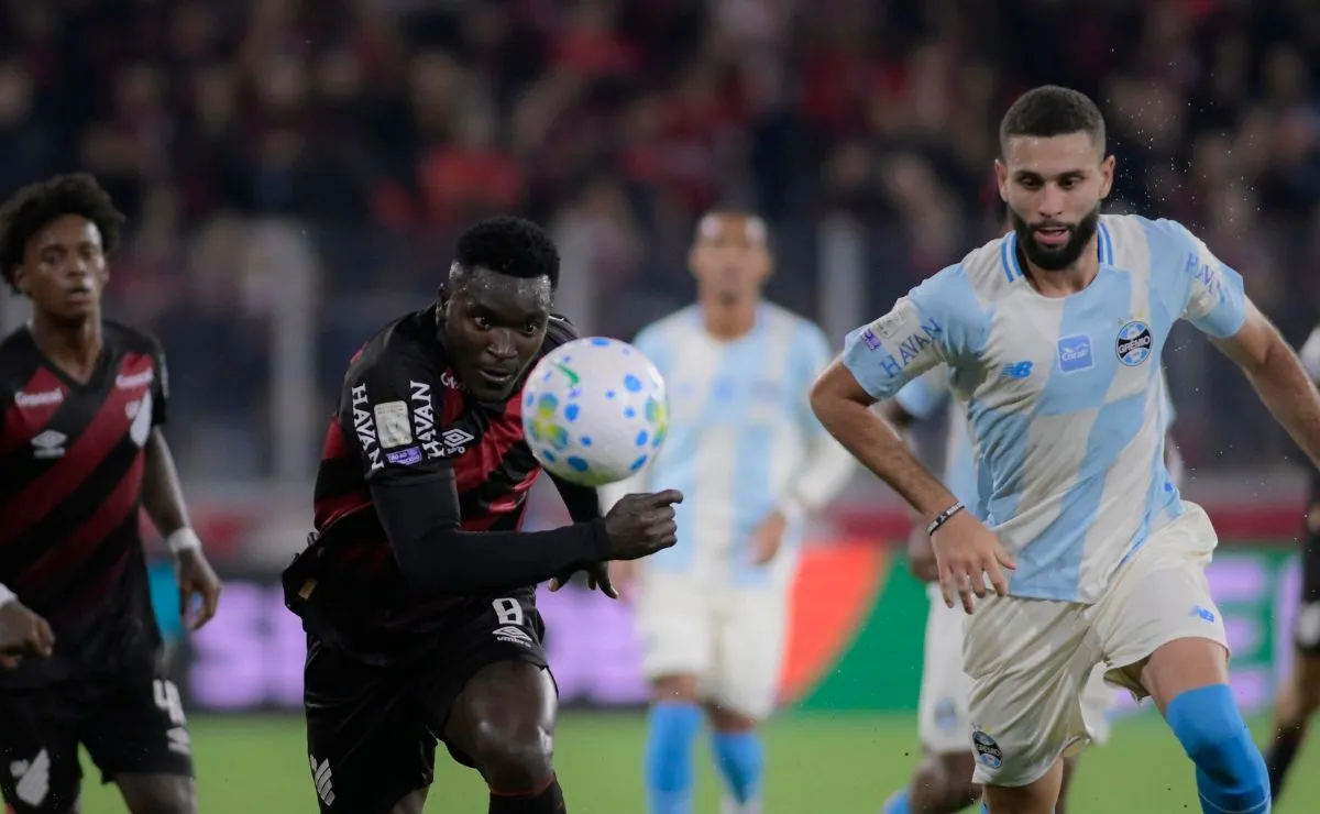 Viveros disputa a bola com jogador do Grêmio em lance do empate do Athletico na Arena da Baixada.