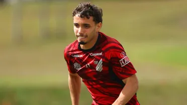 Após internação, joia do Athletico volta e manda recado