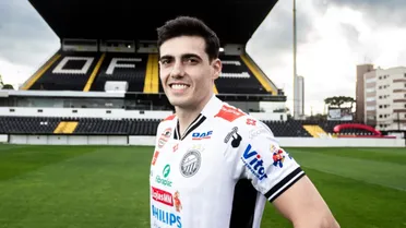 Ex-Athletico estreia na Série B, mas sai chorando no primeiro tempo