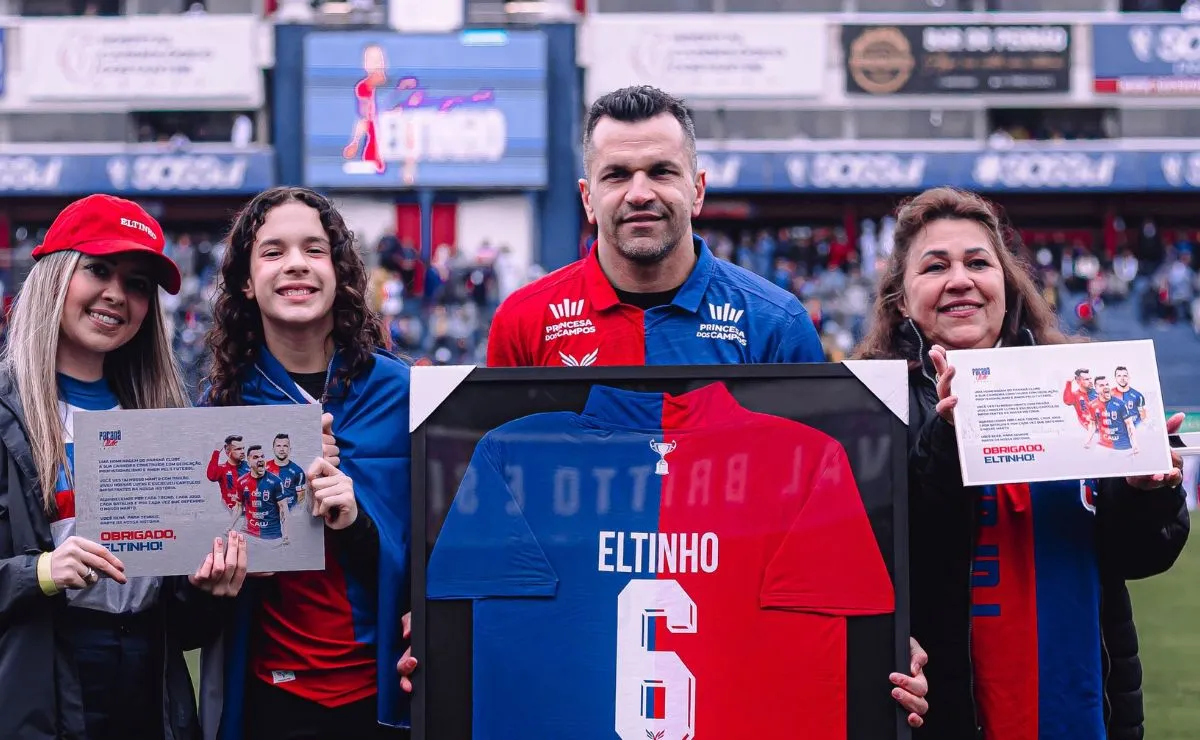Eltinho é homenageado pelo Paraná Clube antes de partida na Vila Capanema