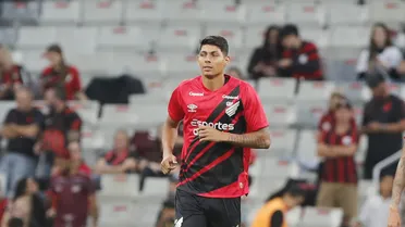 Zé Vitor faz estreia pelo Athletico e aumenta opções de Cuca no meio campo