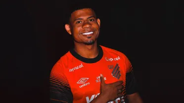 Athletico oficializa Gilberto, lateral da base do Palmeiras