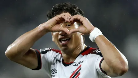 Athletico desperdiça chance de goleada histórica e quase se complica no fim